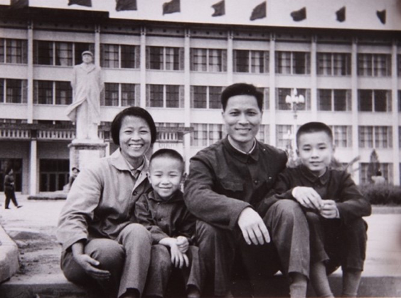 1975年与父母和弟弟在新建北大图书馆前.png
