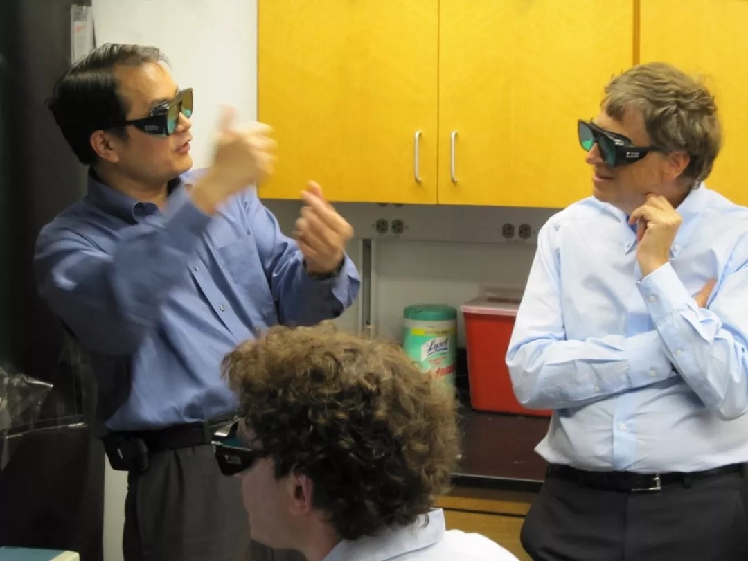 019 2010年，比尔·盖茨（右）到访谢晓亮哈佛实验室，.webp.jpg