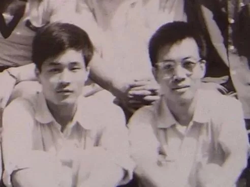 009 1984年本科毕业照与余廉(右)在一起.webp.jpg