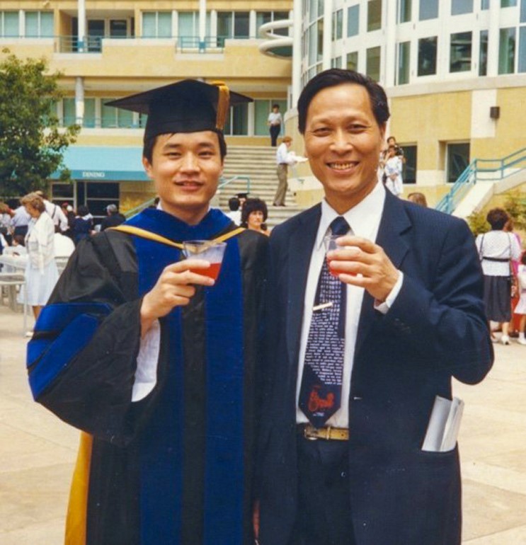 012 1990年与父亲在加州大学圣地亚哥分校博士毕业典礼.jpg